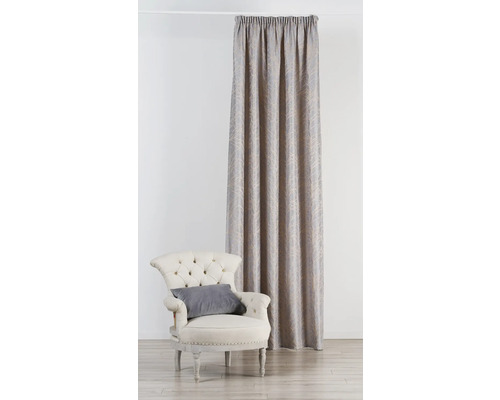 Dekorační šály se vzorem vedle křesla