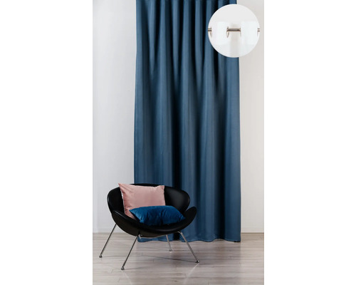 Dekorativní šály s oky před křeslem