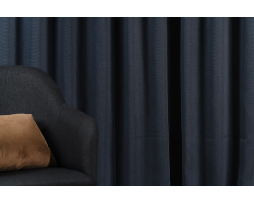 Dekorativní závěs vedle křesla s polštářem