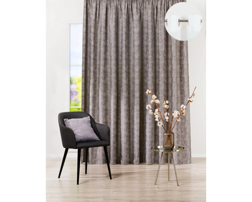 Pohled do místnosti se závěsem, židlí, polštářem, stolem a dekorací