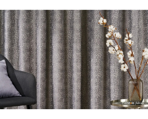 Dekorativní závěs s květinovým vzorem v obývacím pokoji s křeslem a dekorací