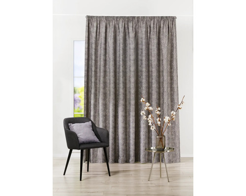 Dekorativní závěs v místnosti se židlí a stolem.