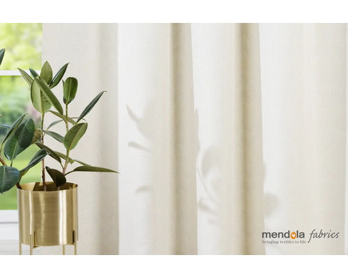 Dekorativní závěs vedle pokojové rostliny v květináči