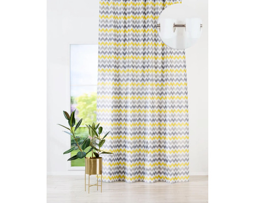 Záclona se vzorem cik cak před oknem