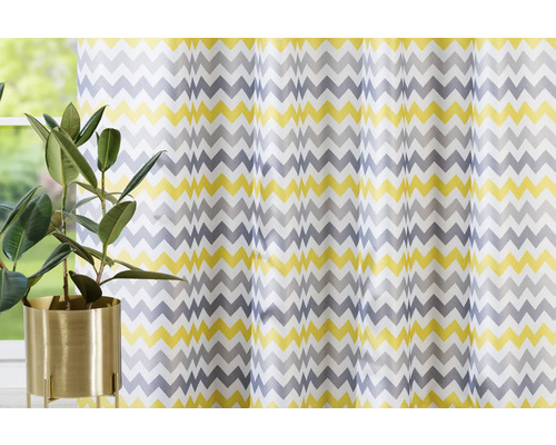 Záclona se vzorem cik cak a pokojová rostlina v květináči