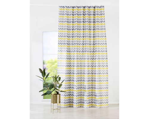 Dekorační šály s cikcakovým vzorem před oknem