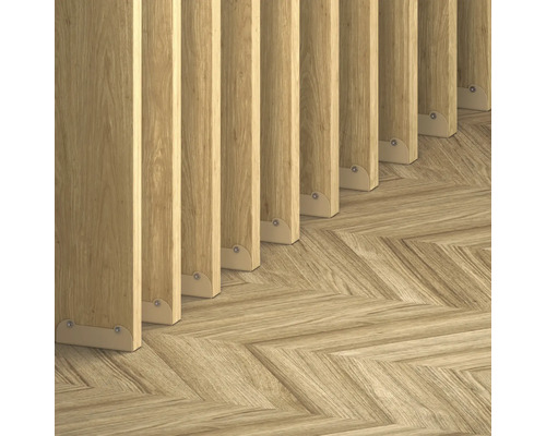 Dřevěné panely s montážními prvky a parketovou podlahou se vzorem rybí kosti