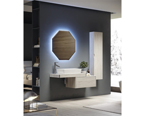 Moderní koupelna s umyvadlem, zrcadlem s osvětlením a vysokou skříní