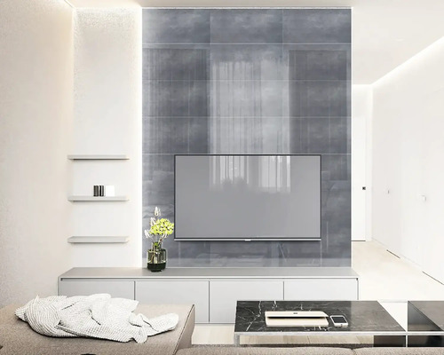 Světlý obývací pokoj s obkládanou stěnou, televizí a jednoduchým nábytkem