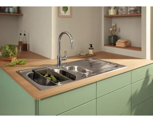Nerezový kuchyňský dřez s odkapávačem a kuchyňskou baterií na kuchyňské lince