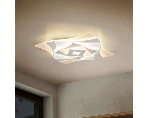 Moderní stropní svítidlo se zakřiveným designem ve zapnutém stavu