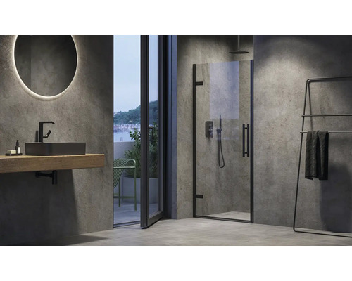 Moderní koupelna se sprchou, umyvadlem a držákem na ručníky