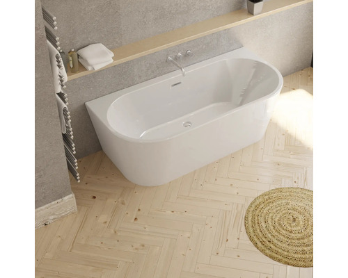 Vestavná vana v koupelně s dřevěnou podlahou a kulatým kobercem