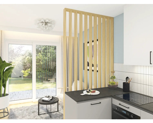 Světlý interiér bytu s kuchyní, obývacím pokojem a dřevěnou lamelovou stěnou