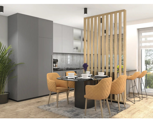 Světlá kuchyně s jídelním stolem, židlemi a kuchyňským pultem