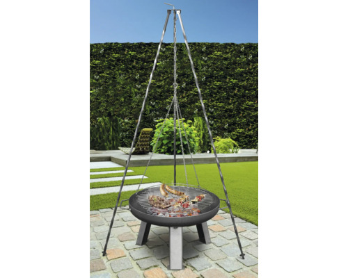 Otočný gril s grilovaným jídlem na zahradě