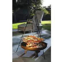 Grilovací scéna s trojnožkou, grilovanými potravinami a zahradním nábytkem