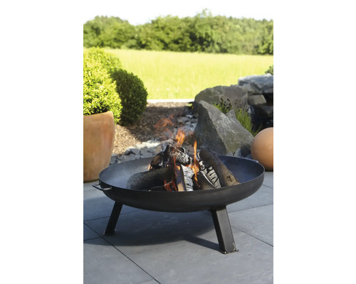 Ohniště s hořícím dřevem na zahradě