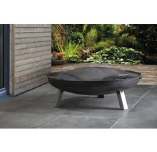 Ocelové ohniště s krytem na zahradě