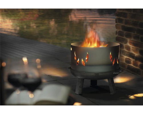 Ohniště s plameny venku na terase