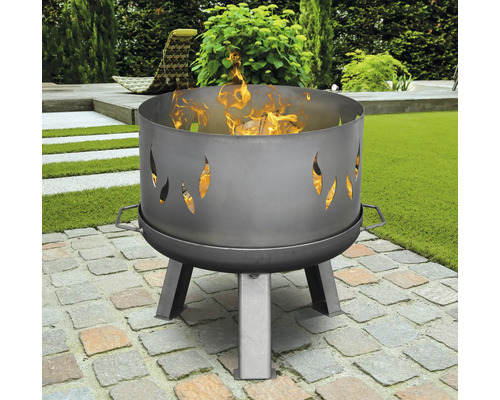 Kovové ohniště s motivem plamene a ohněm na dřevo na zahradě