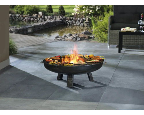 Ohniště s grilovaným jídlem na terase se zahradním jezírkem