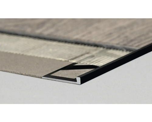 Detailní pohled na ukončovací profil pro pokládku podlahových krytin