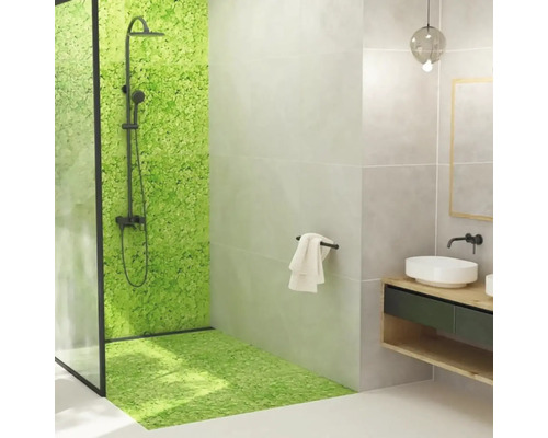 Moderní koupelna se sprchou, umyvadlem a zrcadlovou skříňkou