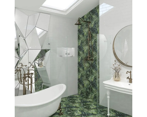 Koupelna s vanou, sprchou, umyvadlem a zrcadlem s motivem listů