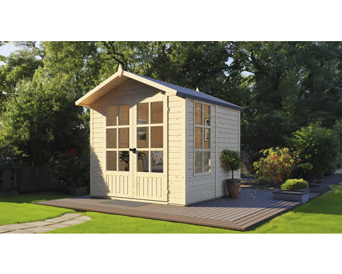 Zahradní domek s okny a dvoukřídlými dveřmi na zahradě.