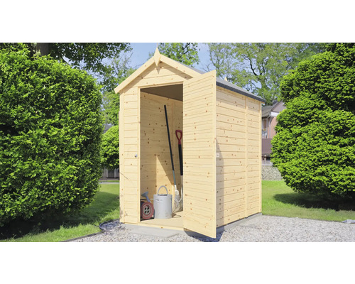 Otevřená dřevěná kůlna na zahradě