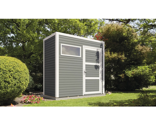 Dřevěný zahradní domek s oknem a dveřmi na zahradě