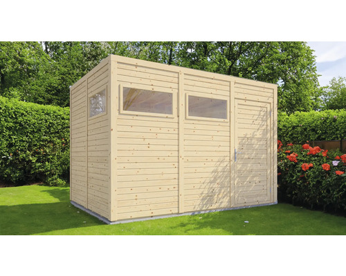 Dřevěný zahradní domek s okny a dveřmi na zahradě