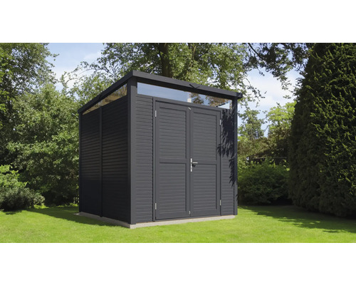 Zahradní domek s dvoukřídlými dveřmi a oknem na zahradě.