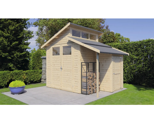 Dřevěný zahradní domek s dvoukřídlými dveřmi, okny a regálem na dřevo na zahradě