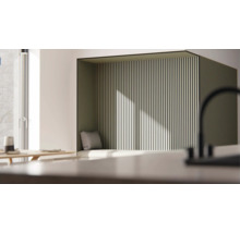 Světelný koutek na čtení s dřevěnými panely a sedákem.