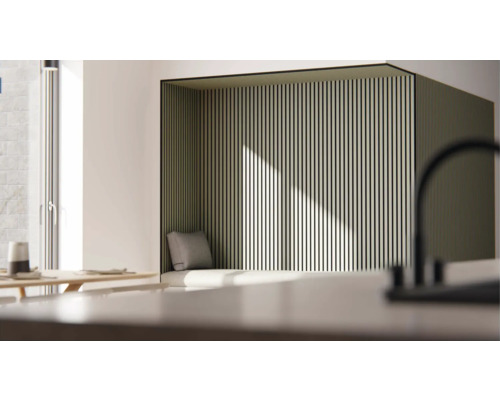 Světelný koutek na čtení s dřevěnými panely a sedákem.