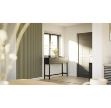 Vstupní prostor s dřevěnou obkladovou stěnou, konzolou, oknem a dveřmi