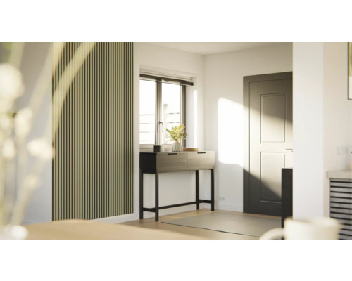 Vstupní prostor s dřevěnou obkladovou stěnou, konzolou, oknem a dveřmi