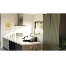 Světlá kuchyně s kuchyňským ostrovem, dřezem, odsavačem par a skříní