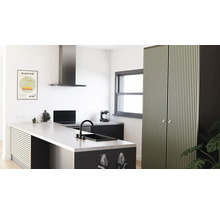 Moderní kuchyně s kuchyňským ostrovem, digestoří a vysokou skříní