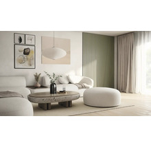 Obývací pokoj s pohovkou, konferenčním stolkem, stoličkou a dekorativními prvky pro útulnou atmosféru