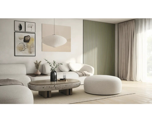 Obývací pokoj s pohovkou, konferenčním stolkem, stoličkou a dekorativními prvky pro útulnou atmosféru