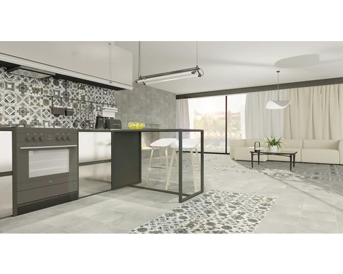 Světlý obývací pokoj s kuchyní, dlažbou, posezením a okny