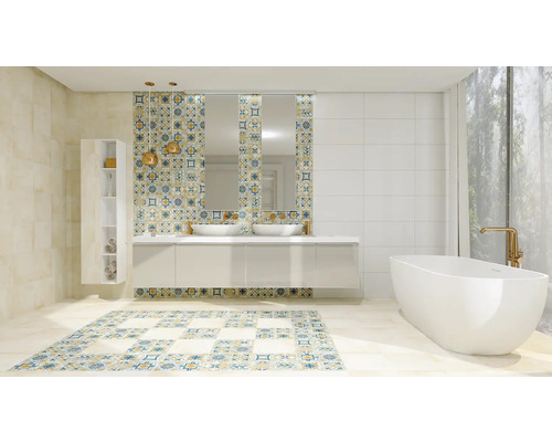 Světlá koupelna s vanou, umyvadlem a mozaikovými obklady