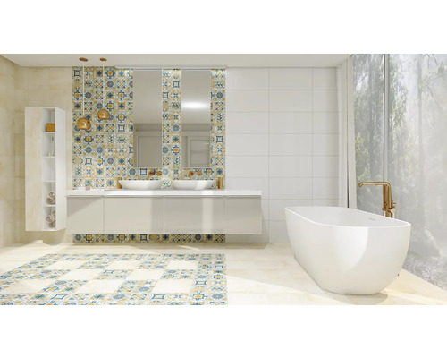 Světlá koupelna s vanou, umyvadlem, zrcadlem a vzorovanou tapetou.