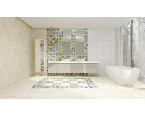 Světlá koupelna s vanou, umyvadlem, zrcadly a dlaždicemi v různých provedeních.