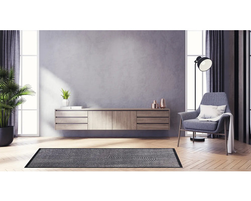 Moderní obývací pokoj s kobercem, křeslem a dřevěnou skříňkou