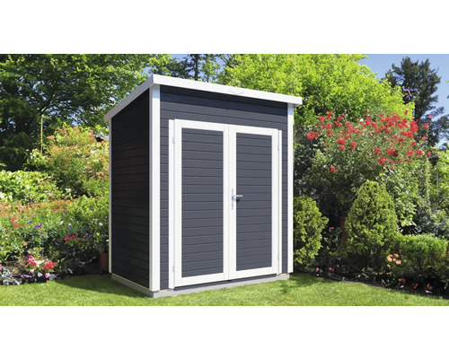 Dřevěná zahradní skříň s dvoukřídlými dveřmi na zahradě