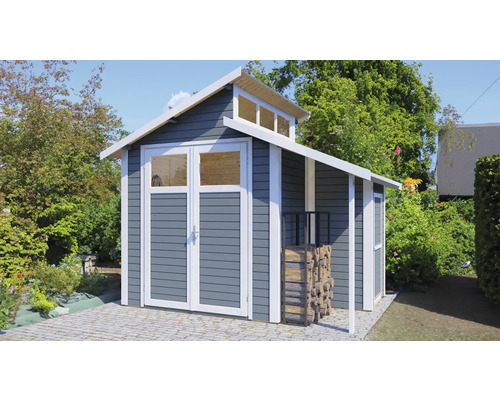 Dřevěný zahradní domek s dvoukřídlými dveřmi a malým přístřeškem v zahradě